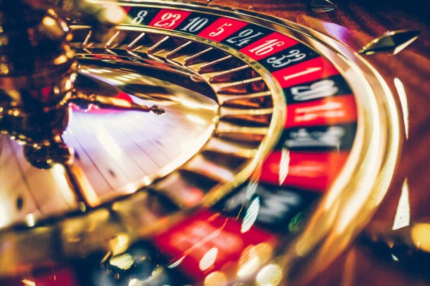 isi toto mobile app showing Sudirman Cup sportsbook and live casino tables side by side